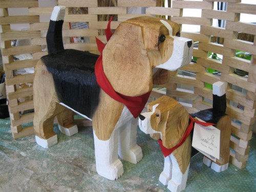 beagle-large-and-small-standing-1024-size